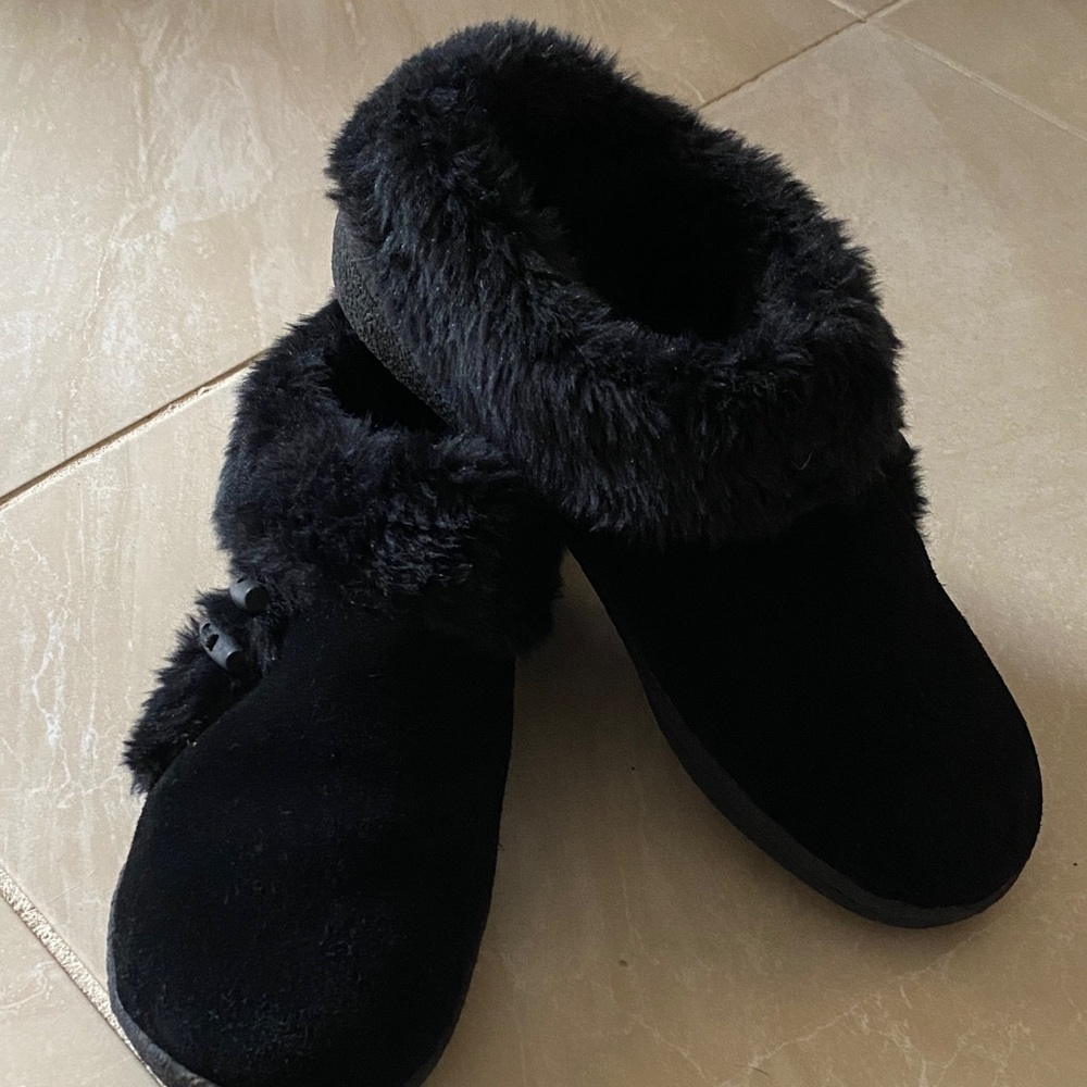 Clarks Women's Black Fur Slippers